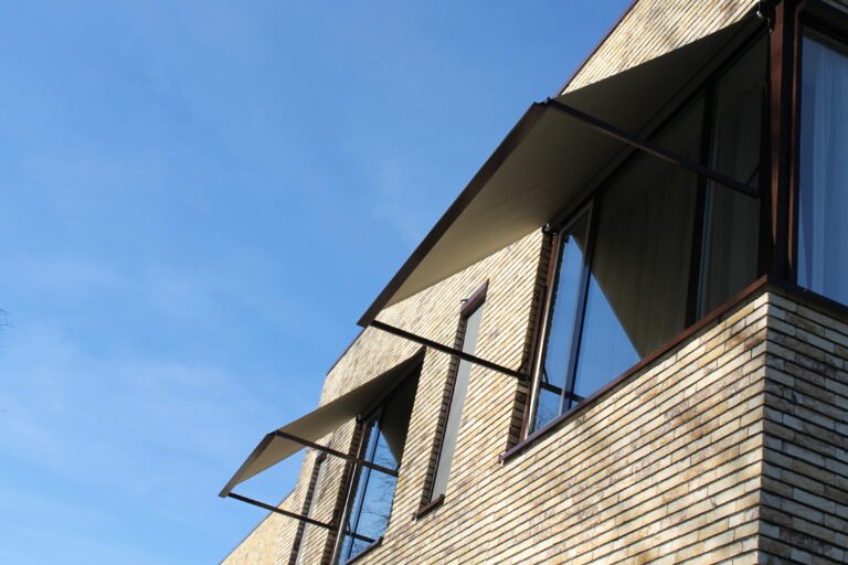 Impressie van uitvalschermen die verkocht worden door YORN Zonweringen.