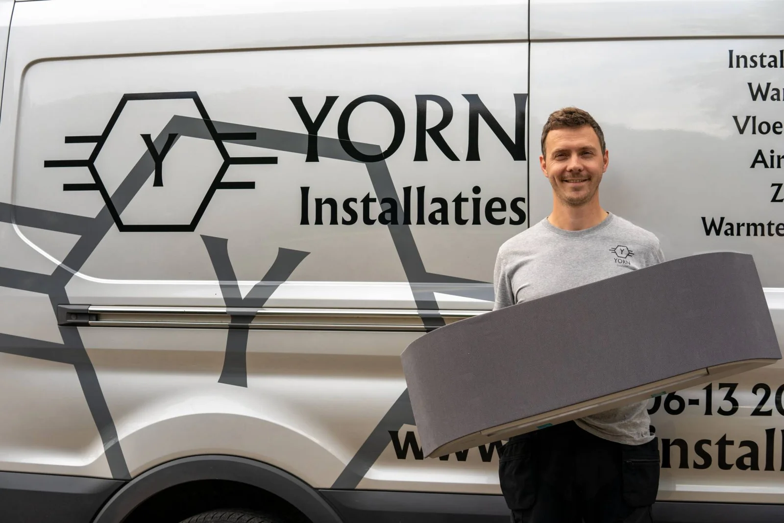 Roy Nijland voor de bus van YORN Installaties